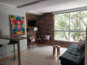 Appartement Standard | Coin séjour | TV connectée de 40 pouces avec chaînes par câble