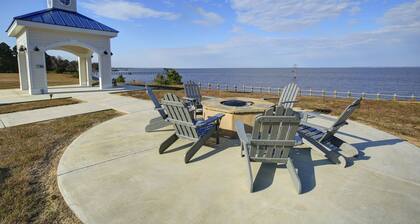 Spacious 3BR Condo w/ Waterfront View & Pool