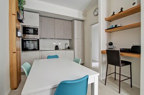 Micro-ondes, four, plaque de cuisson, lave-vaisselle