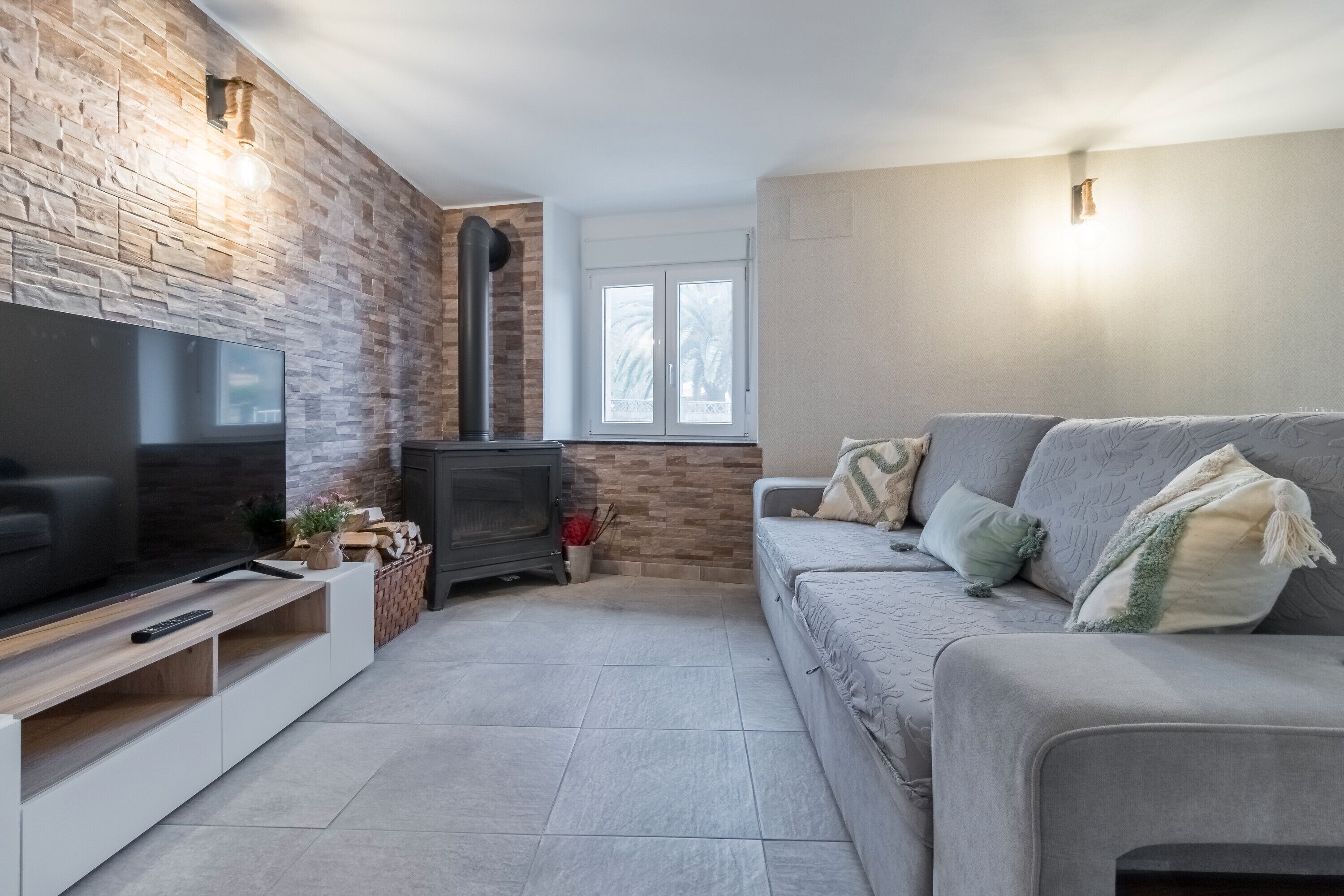 Een televisie en een open haard