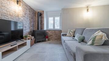 Een televisie en een open haard