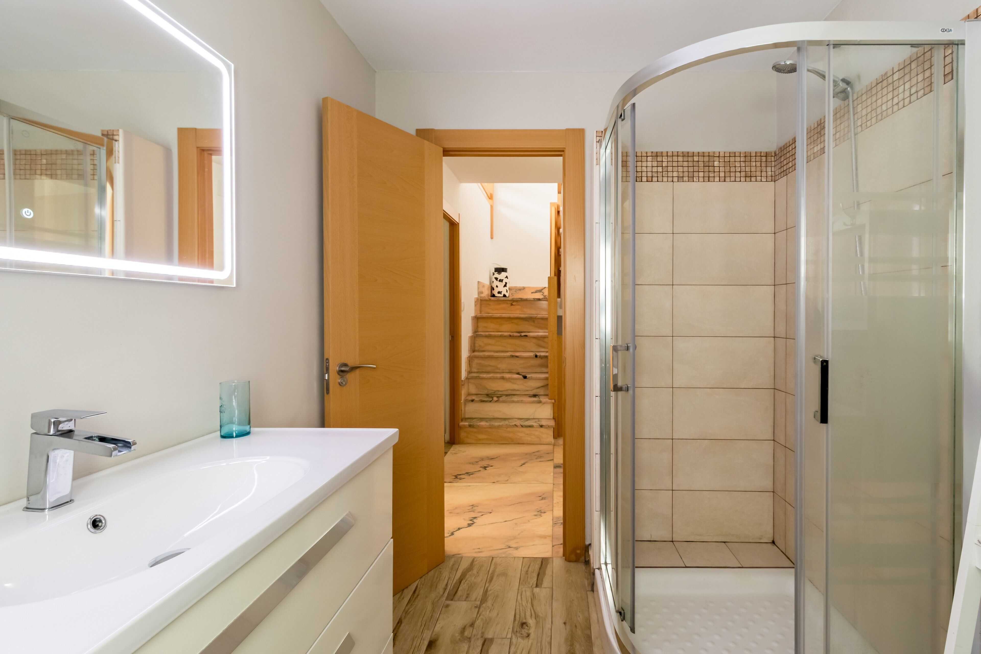 Douche, serviettes fournies