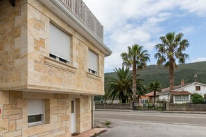 Exterior - Holiday Home 'La Casita De La Pitufa' with Mountain View, Private Terrace and Wi-Fi (Vargas)