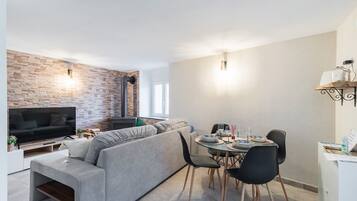 TV, fireplace