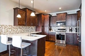 Microondas, horno, placa de cocina, lavavajillas