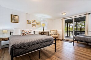 5 bedrooms, iron/ironing board, WiFi, bed sheets
