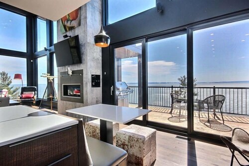 Hôtel à la maison - Villa St-Laurent, spa, billard et foyer