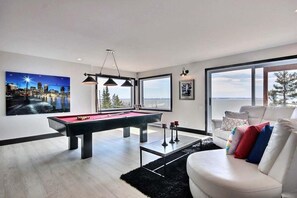 TV, fireplace, stereo - Hôtel à la maison - Villa St-Laurent, spa, billard et foyer (Saint-Irénée)