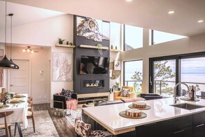 TV, fireplace, stereo