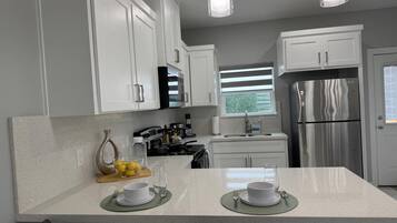 Micro-ondes, four, plaque de cuisson