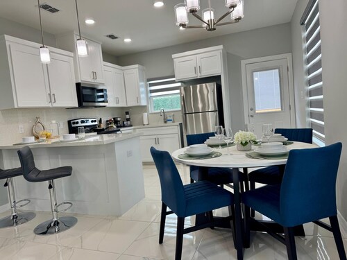 New Cozy & Spacious Apartment - Great location