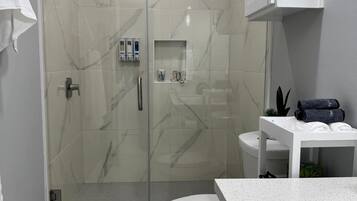 Douche, sĂšche-cheveux, serviettes fournies, savon