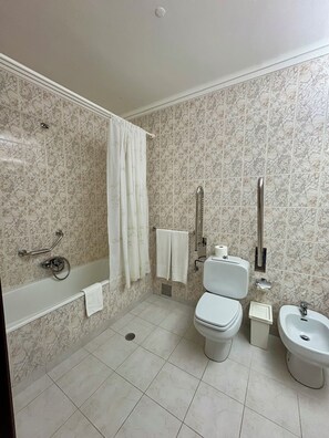 Chambre classique | Salle de bain | Séchoir à cheveux, serviettes fournies, savon, papier de toilette