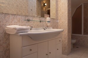 Chambre familiale | Salle de bain | Séchoir à cheveux, serviettes fournies, savon, papier de toilette