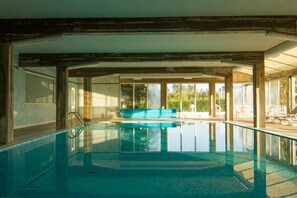 Innendørsbasseng og sesongbasert utendørsbasseng