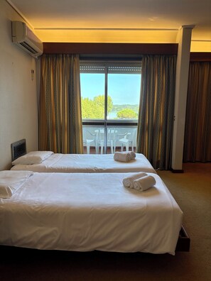 Vintage Family Room | Free WiFi, bed sheets