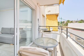 Property grounds - Beachside Bliss Apartment with Shared Pool, Wi-Fi, and Air Conditioning (Caleta de Velez)