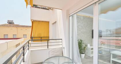 Apartment 'Beachside Bliss' with Shared Pool, Wi-Fi and Air Conditioning