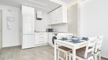 Refrigerador, microondas, parrilla de estufa y cafetera y tetera