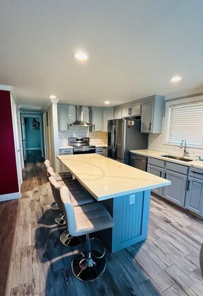 Microwave, oven, stovetop, dishwasher - Washington house (Sanford)