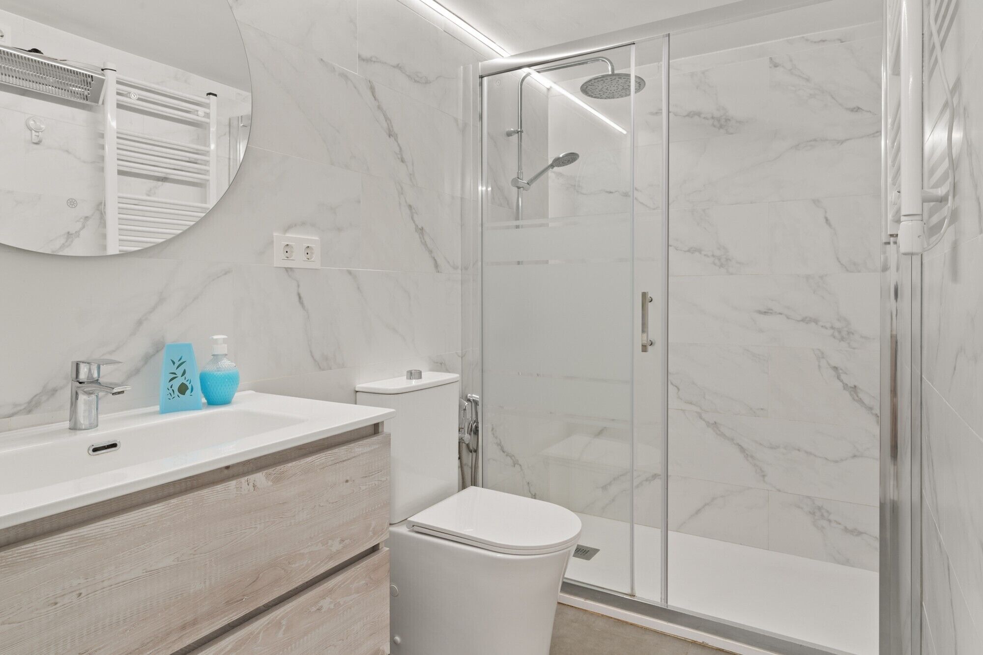 Een douche, een haardroger, handdoeken