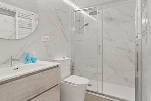 Douche, sèche-cheveux, serviettes fournies