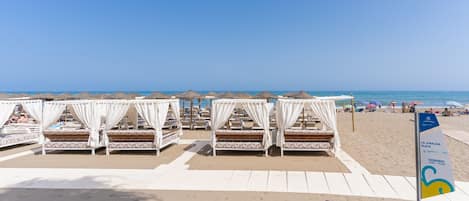 Una spiaggia nelle vicinanze