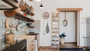 Køleskab, mikrobølgeovn, ovn, kogeplade