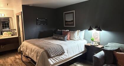 113 -The Sandlot- King Suite & Silver Dollar City Gem!