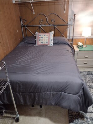 1 bedroom, iron/ironing board, free WiFi, bed sheets - Cozy Studio with WiFi and AC in Rensselaer 
Close to Downtown Albany (Rensselaer)