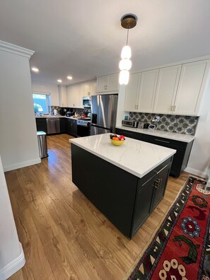 Mikrobølgeovn, ovn, kokeplater og oppvaskmaskin