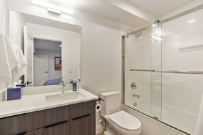 Hårtørrer, håndklæder, Sæbe, Toiletpapir