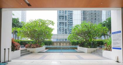 Spacious 2 Bedroom in BGC with Smart TV & Fast Wifi! Across High Street and Aura