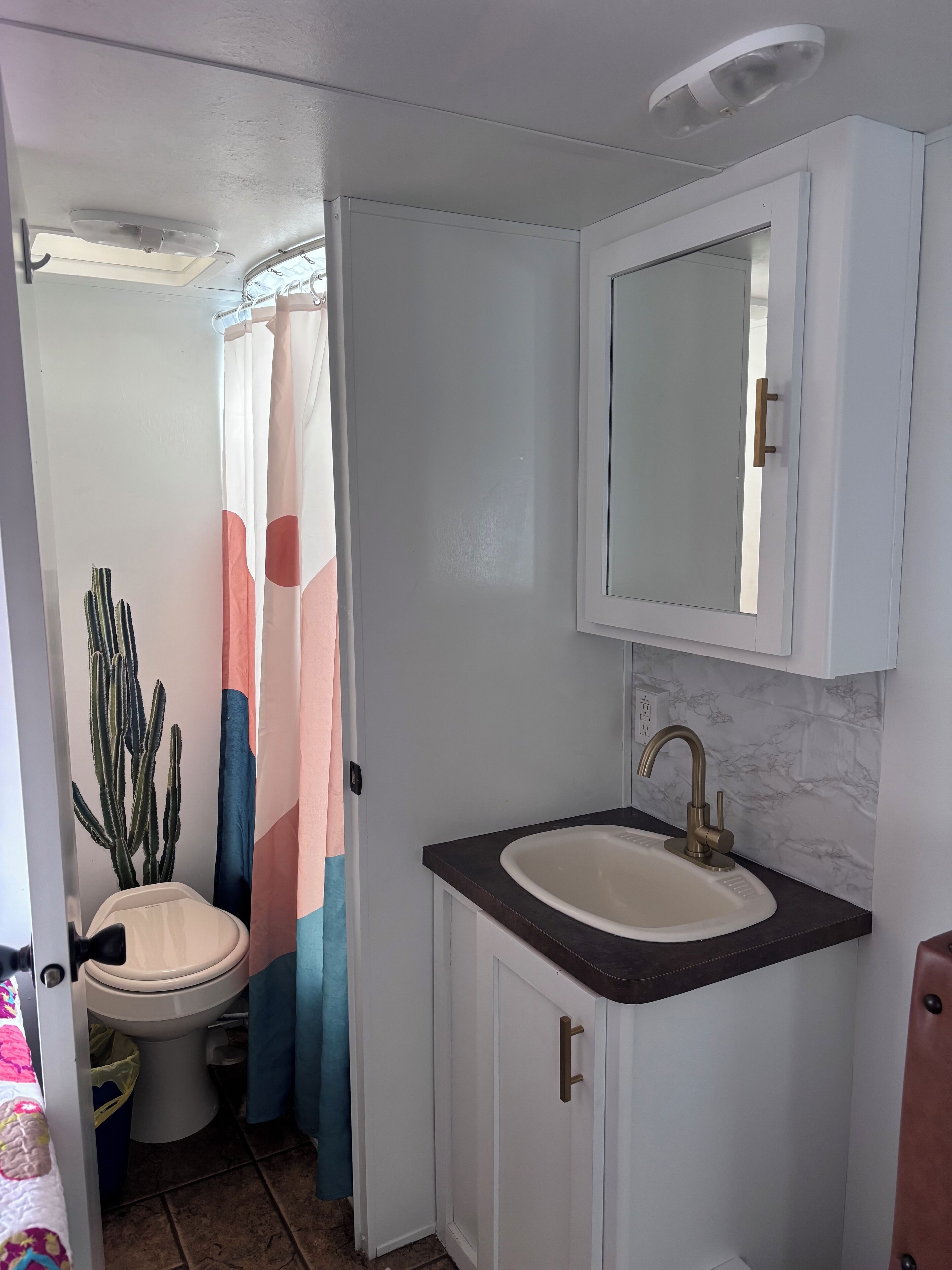 淋浴设施、毛巾、卫生纸