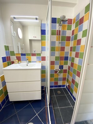 Shower, hair dryer, towels