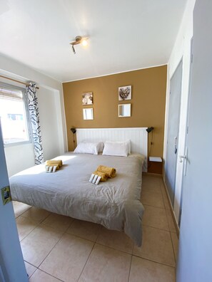 2 bedrooms, iron/ironing board, free WiFi, bed sheets