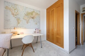 Regadera, secadora de cabello, toallas 