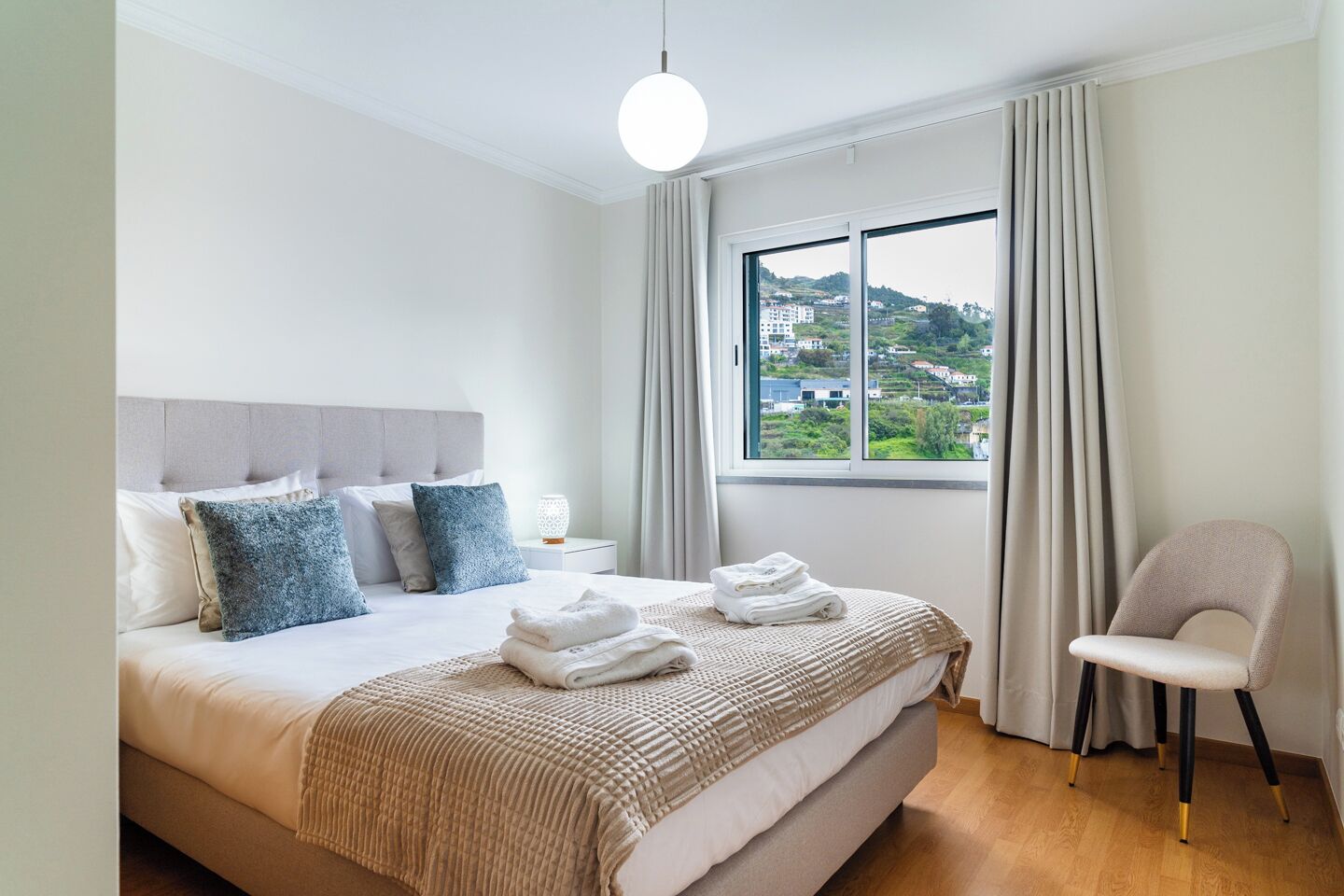 3 bedrooms, iron/ironing board, internet, bed sheets