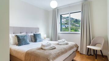 3 bedrooms, iron/ironing board, internet, bed sheets