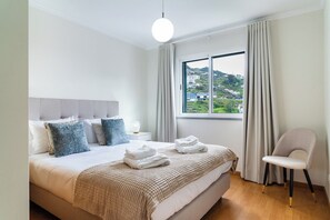 3 bedrooms, iron/ironing board, internet, bed sheets