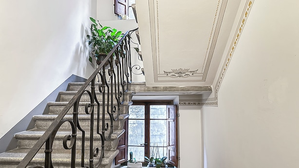 A staircase with ornate iron railings and a window at the bottom. - Historical Apartment in the heart of Lucca (Lucca)