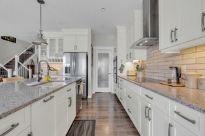 Fridge, microwave, oven, stovetop - AC | River & Mountains Views | Backyard | BBQ | Wet BAR | Movie Room | Fireplace (Cochrane)