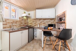 Kjøleskap, kaffetrakter/tekoker, kjøkkenutstyr og krydder