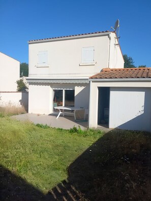 Outdoor dining - Close to the beach, 3-bedroom villa + mezzanine, ideal for families (Saint-Pierre-d'Oléron)
