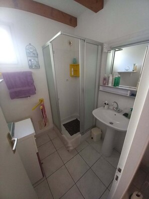Shower, hair dryer, towels, soap - Close to the beach, 3-bedroom villa + mezzanine, ideal for families (Saint-Pierre-d'Oléron)