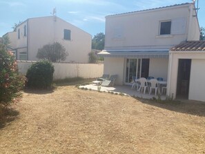 Outdoor dining - Close to the beach, 3-bedroom villa + mezzanine, ideal for families (Saint-Pierre-d'Oléron)