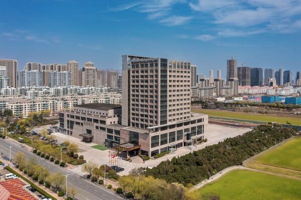 A modern hotel with a central courtyard, surrounded by high-rise buildings. - Qingdao West Coast City Terrace Detai Hotel (Qingdao)