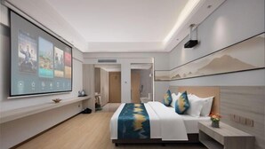 Una habitación de hotel moderna con una cama grande, una pantalla de televisión y un diseño minimalista.
