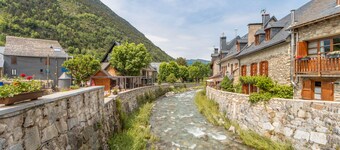 Chalet 'Casa Aranesa En Centro De Arties' with Mountain View, Private Garden and Wi-Fi