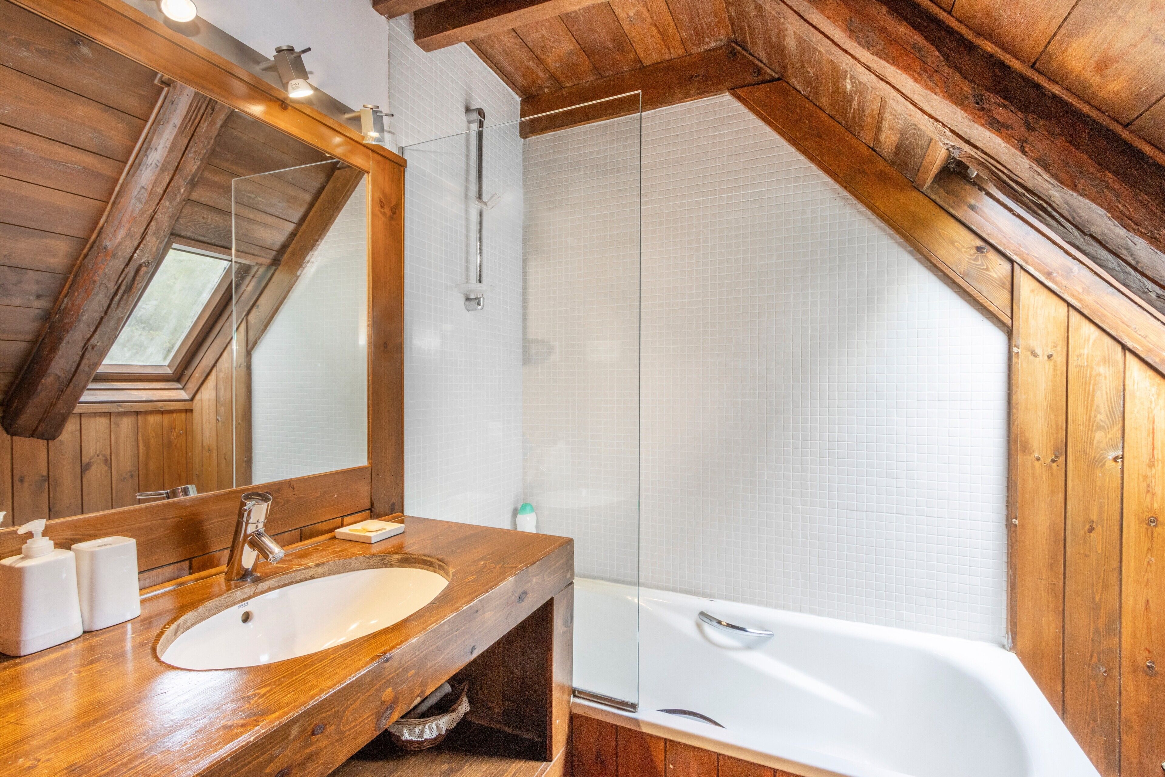 Douche, articles de toilette gratuits, sèche-cheveux